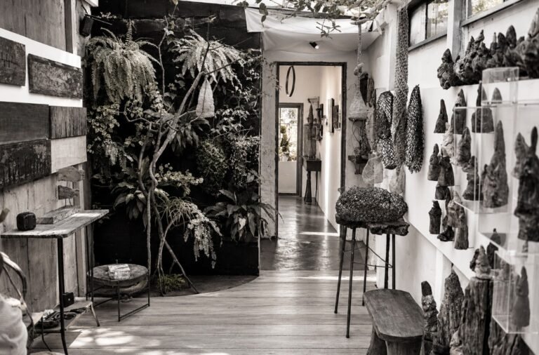 Interior da galeria de Eliana Carvalho com esculturas de madeira expostas
