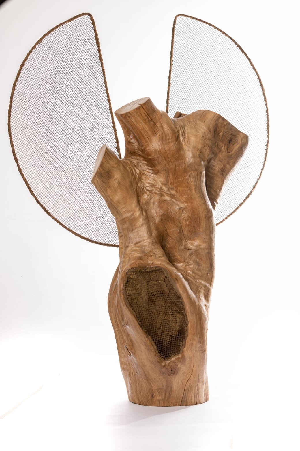 Escultura de madeira em forma de anjo da Exposição Devoção em Atos de Fé: O Sagrado Íntimo