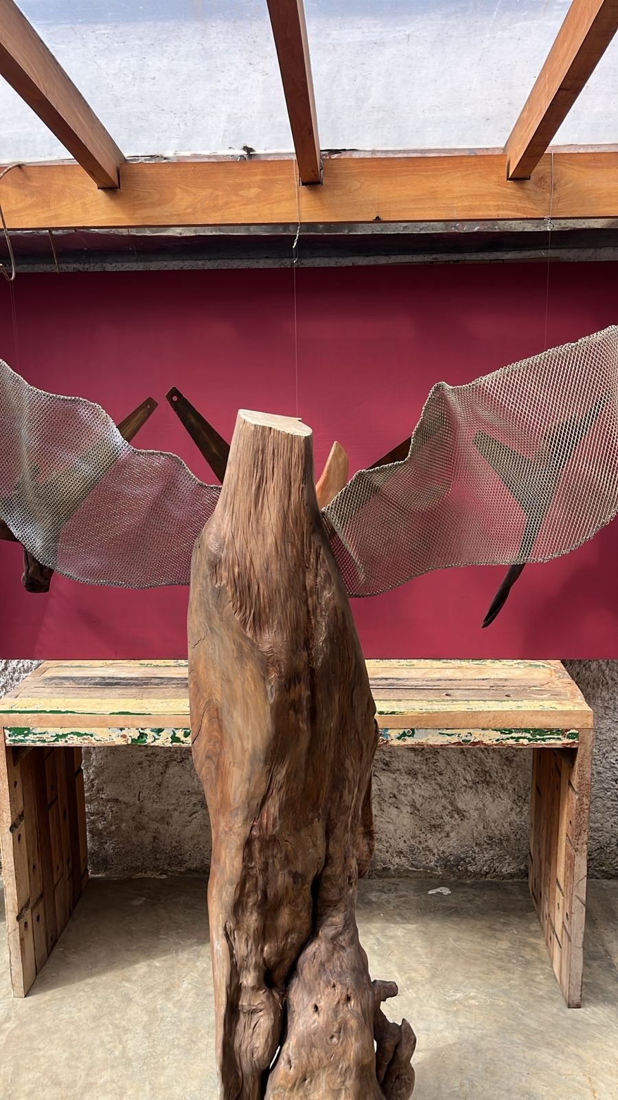 Escultura de madeira em forma de anjo da Exposição Devoção em Atos de Fé: O Sagrado Íntimo