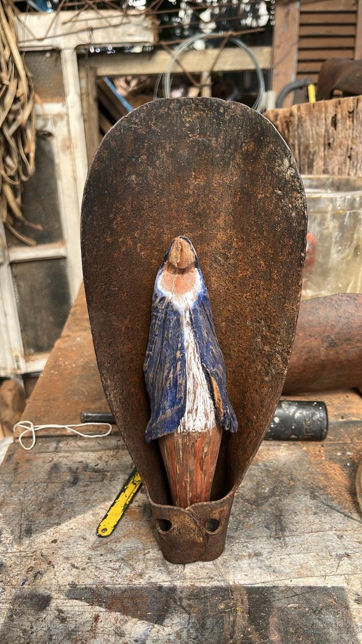 Escultura de madeira em forma de Maria