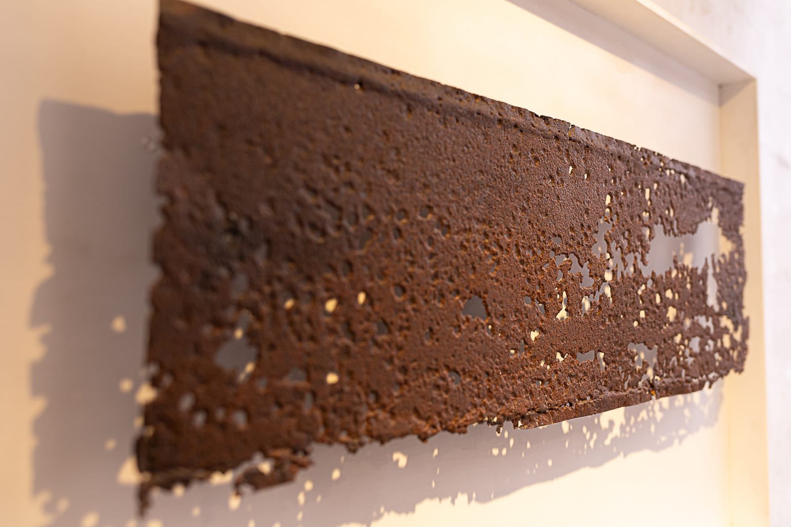 Estrutura metálica com vários buracos da Exposição Tempo