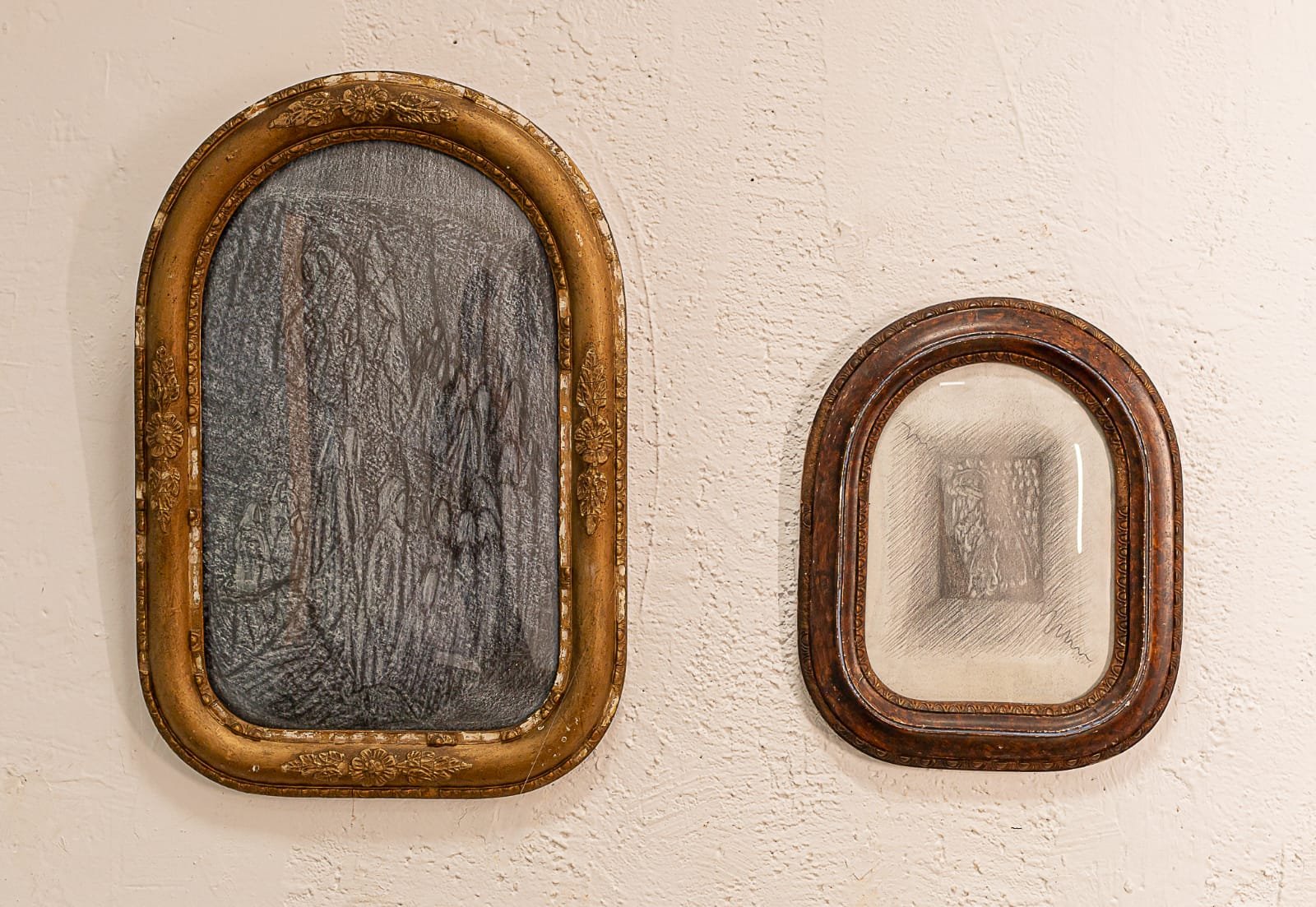Dois quadros contendo várias figuras em preto em branco, servindo como destaque da página