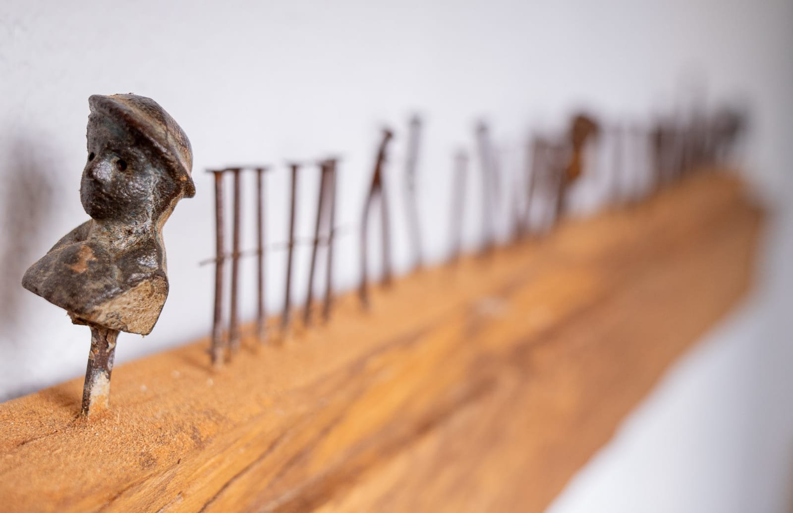 Pequena figura humana em uma superfície de madeira, servindo como destaque