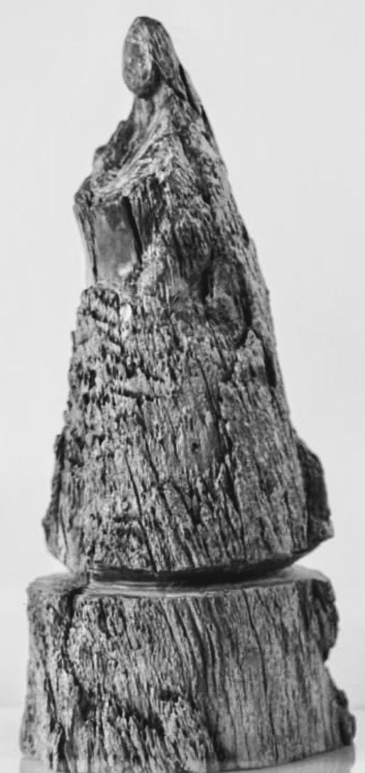 Escultura em forma de Maria servindo como destaque
