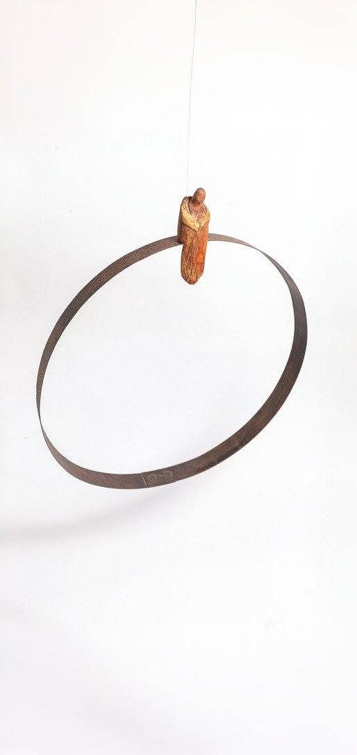 pequena escultura sentada em uma forma circular servindo como destaque