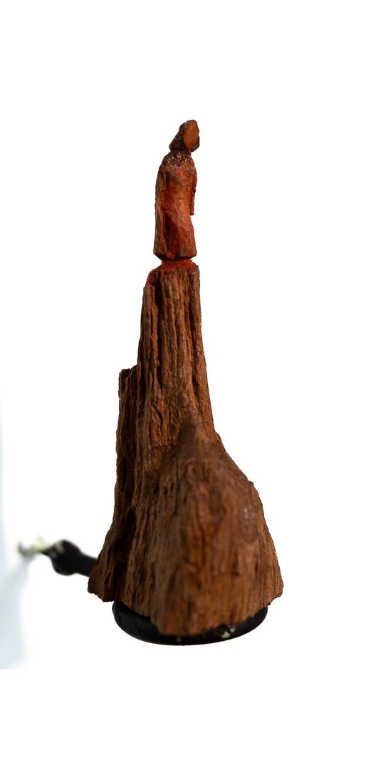 Escultura em forma de Maria servindo como destaque na página